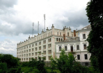 На Тернопільщині є замок, у якому австріяки організували тютюнову фабрику
