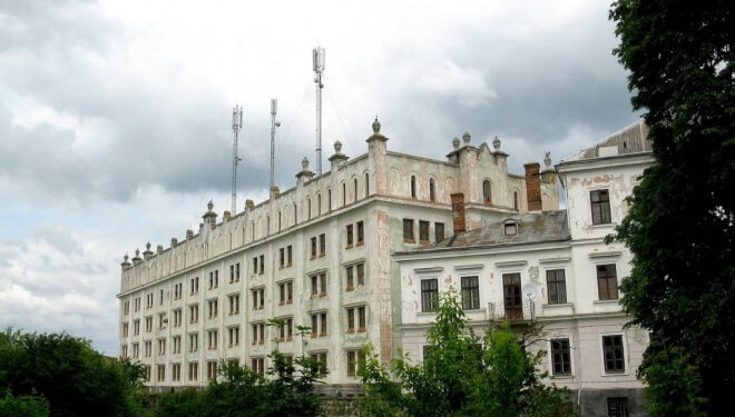 На Тернопільщині є замок, у якому австріяки організували тютюнову фабрику