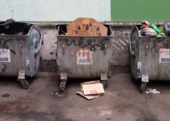 У Тернополі власники винарні викинули вивіску у смітних та оголосили про закриття закладу (фото)