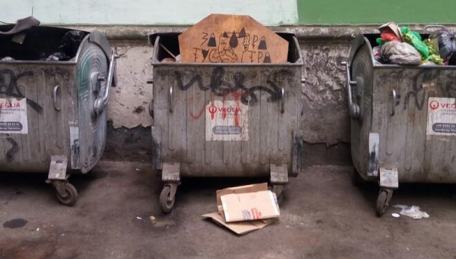 У Тернополі власники винарні викинули вивіску у смітних та оголосили про закриття закладу (фото)