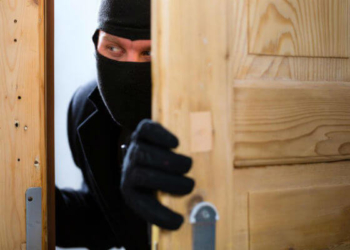 У квартиру тернополянки непомітно пробрався злодій, коли вона поралася на кухні