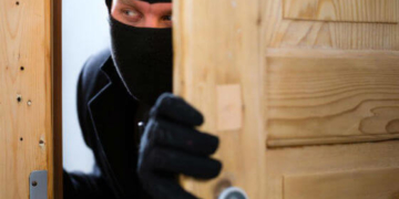 У квартиру тернополянки непомітно пробрався злодій, коли вона поралася на кухні