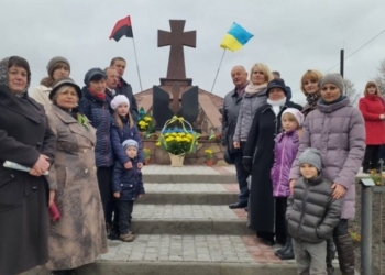 У селі Почапинці на Тернопільщині відновили козацьку могилу (відео)