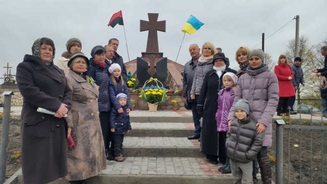 У селі Почапинці на Тернопільщині відновили козацьку могилу (відео)