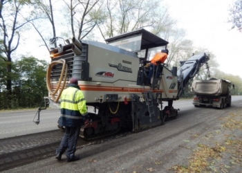 Смішно: на носі зима, а дорожники почали ремонтувати дорогу Тернопіль-Львів