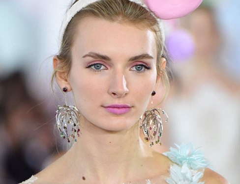 Фешн новинка: дизайнери  на волосся чіпляють… тістечка та кекси