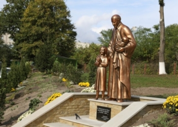 У Тернополі поставили пам’ятник покровителю вбогих і дітей-сиріт