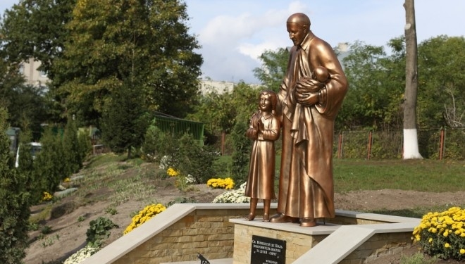 У Тернополі поставили пам’ятник покровителю вбогих і дітей-сиріт