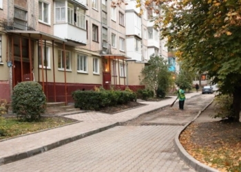 На вулиці Лесі Українки у Тернополі триває ремонт двору