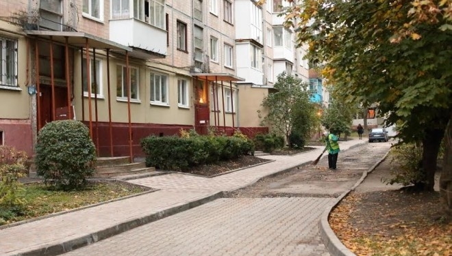 На вулиці Лесі Українки у Тернополі триває ремонт двору