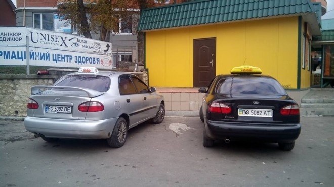 В соціальних мережах сміються з двох тернопільських таксі (фото)