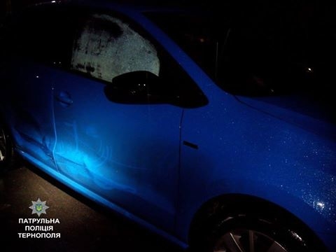 За Тернополем знайшли водія, який побив автомобіль і втік з місця ДТП