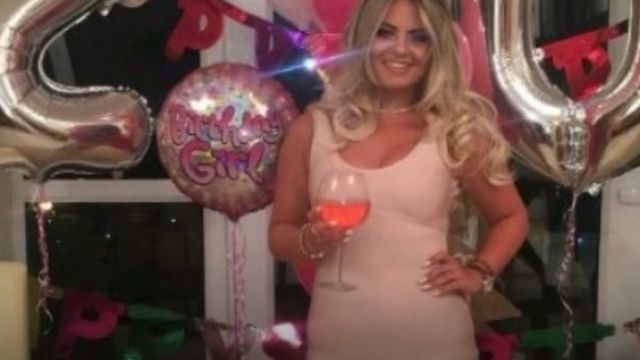 Охоронець не впустив дівчину до клубу заявивши, що вона товста