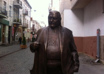 Смішні випадки з пам’ятником Ігоря Гереті у Тернополі: діти труть його живіт, щоб стати мудрішими