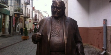 Смішні випадки з пам’ятником Ігоря Гереті у Тернополі: діти труть його живіт, щоб стати мудрішими