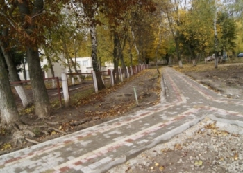 Без багнюки: до тернопільського дитсадка відремонтували доріжку (фотофакт)