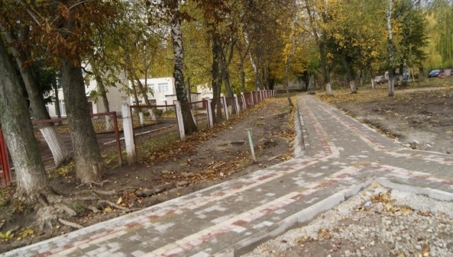 Без багнюки: до тернопільського дитсадка відремонтували доріжку (фотофакт)