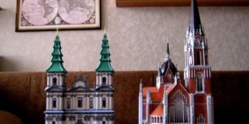 Тернополянин створив дивовижні мініатюрні макети Катедри та знищеного костьолу (фото)