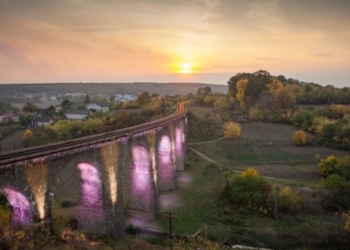 “Освітлення” для унікального мосту на Тернопільщині вразило людей (фото)