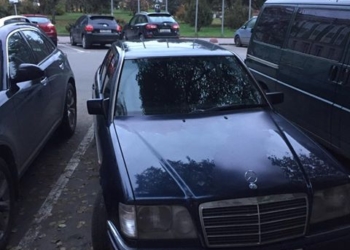 Тернополянка не змогла сісти за кермо через автомобіль водія-хама на стоянці (фото)