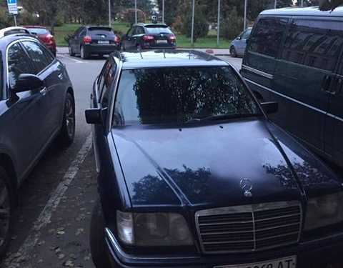 Тернополянка не змогла сісти за кермо через автомобіль водія-хама на стоянці (фото)