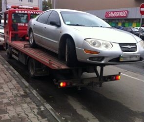 Біля “Новуса” у Тернополі евакуювали неправильно припаркований автомобіль (фото)