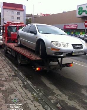 Біля “Новуса” у Тернополі евакуювали неправильно припаркований автомобіль (фото)