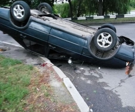 На Тернопільщині неподалік автобусної зупинки перекинувся автомобіль