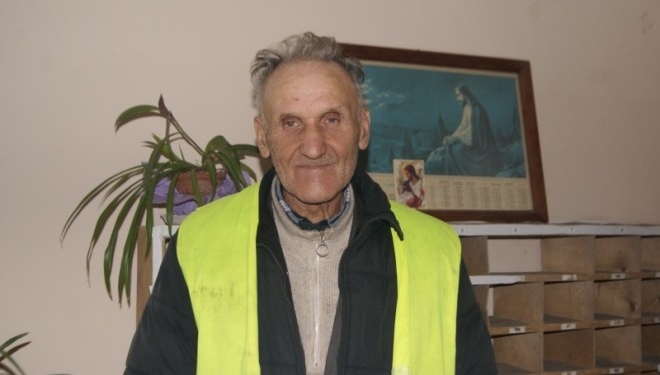 Дивовижна історія: 70-річний тернополянин працює двірником