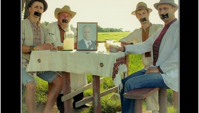 Скотчем та чорною стрічкою: тернопільські музиканти оригінально привітали Путіна з днем народженням (фото)