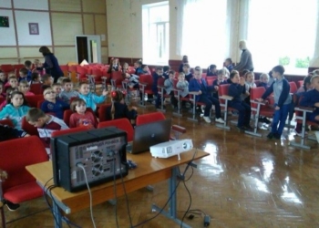 Тернопільських школярів навчають як правильно поводити себе з поліцейськими завдяки мультфільмам (фото)