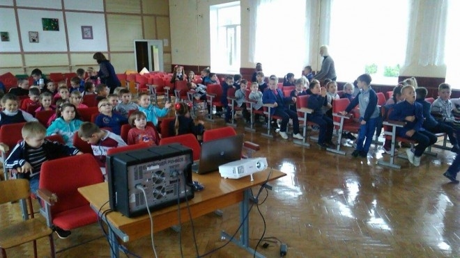 Тернопільських школярів навчають як правильно поводити себе з поліцейськими завдяки мультфільмам (фото)