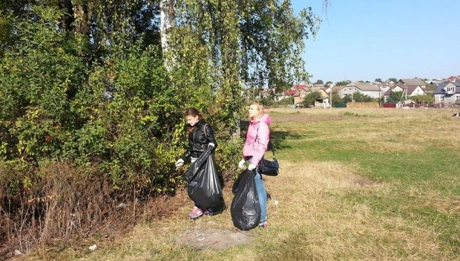 Студентів змусили прибирати парк на Тернопільщині? (фотофакт)