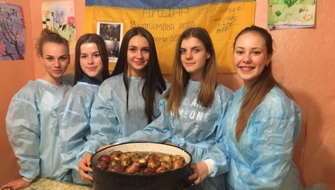 Тернопільські студенти ліпили вареники для бійців АТО