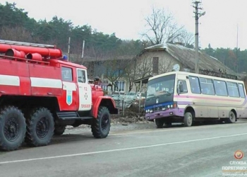 На Тернопільщині під автобусом з пасажирами утворилося провалля (фотофакт)