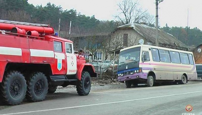 На Тернопільщині під автобусом з пасажирами утворилося провалля (фотофакт)