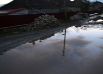 Дорогою, яка у жахливому стані, ледь ходять до школи діти, а дорослі на роботу чи до церкви (фото)