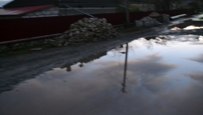 Дорогою, яка у жахливому стані, ледь ходять до школи діти, а дорослі на роботу чи до церкви (фото)