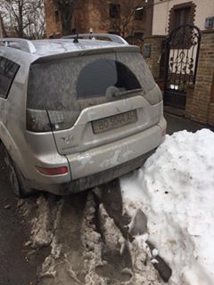 Автомобіль та фура перегородили дорогу у Тернополі (фото)