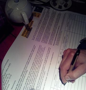 У Тернополі пишуть листи, щоб підтримати незаконно-ув’язнених людей та врятувати їхнє життя (фото)