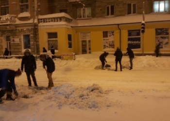 Тернополяни масово вийшли на вулиці та взяли шуфлі в руки (фото)