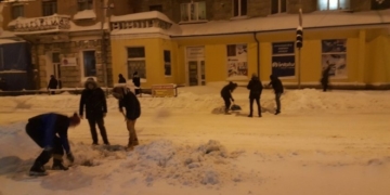 Тернополяни масово вийшли на вулиці та взяли шуфлі в руки (фото)
