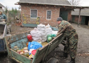 Воїнам у зону АТО відправили овочі та фрукти (фото)