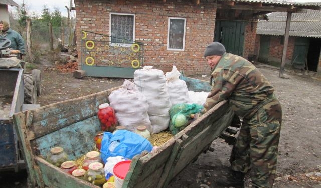Воїнам у зону АТО відправили овочі та фрукти (фото)