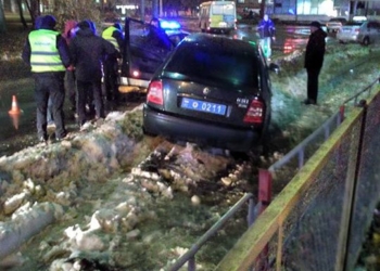 На БАМі ДТП – авто поліцейського врізалося у кучугуру снігу (фото)