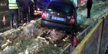 На БАМі ДТП – авто поліцейського врізалося у кучугуру снігу (фото)