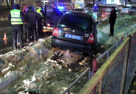 На БАМі ДТП – авто поліцейського врізалося у кучугуру снігу (фото)