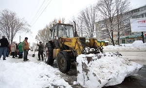 Вночі в Тернополі прибиратимуть дороги, тротуари та двори і посипатимуть їх спеціальною сумішшю