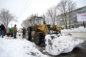 Вночі в Тернополі прибиратимуть дороги, тротуари та двори і посипатимуть їх спеціальною сумішшю