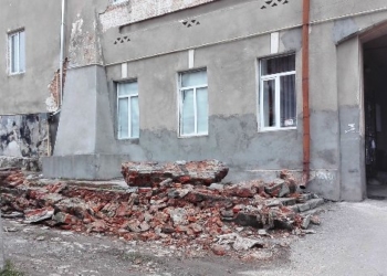 На Тернопільщині біля музею обвалилася стіна (фотофакт)